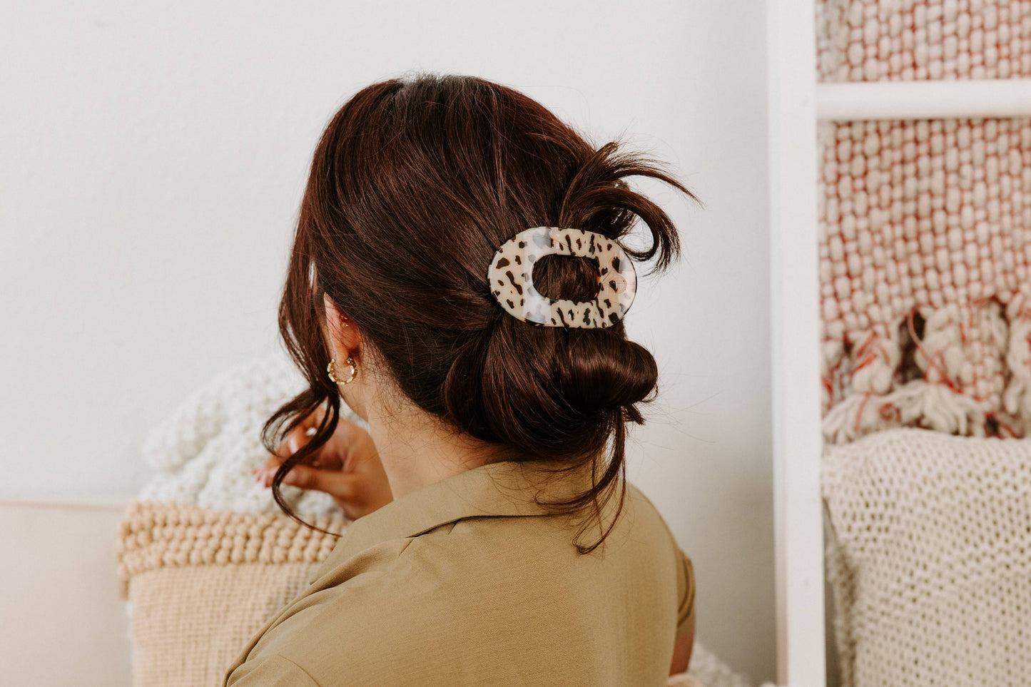 Medium Blonde Tortoise Round Flat Hair Clip